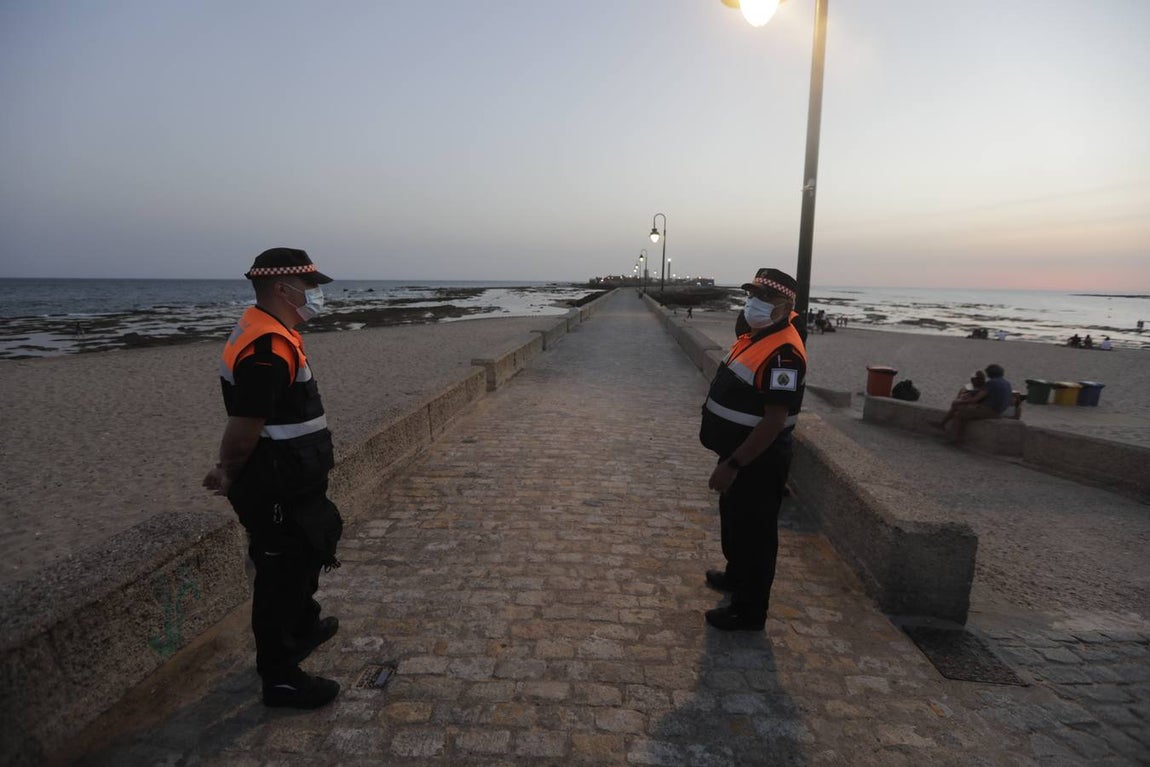 FOTOS: La noche de San Juan 2020 en Cádiz, marcada por el coronavirus