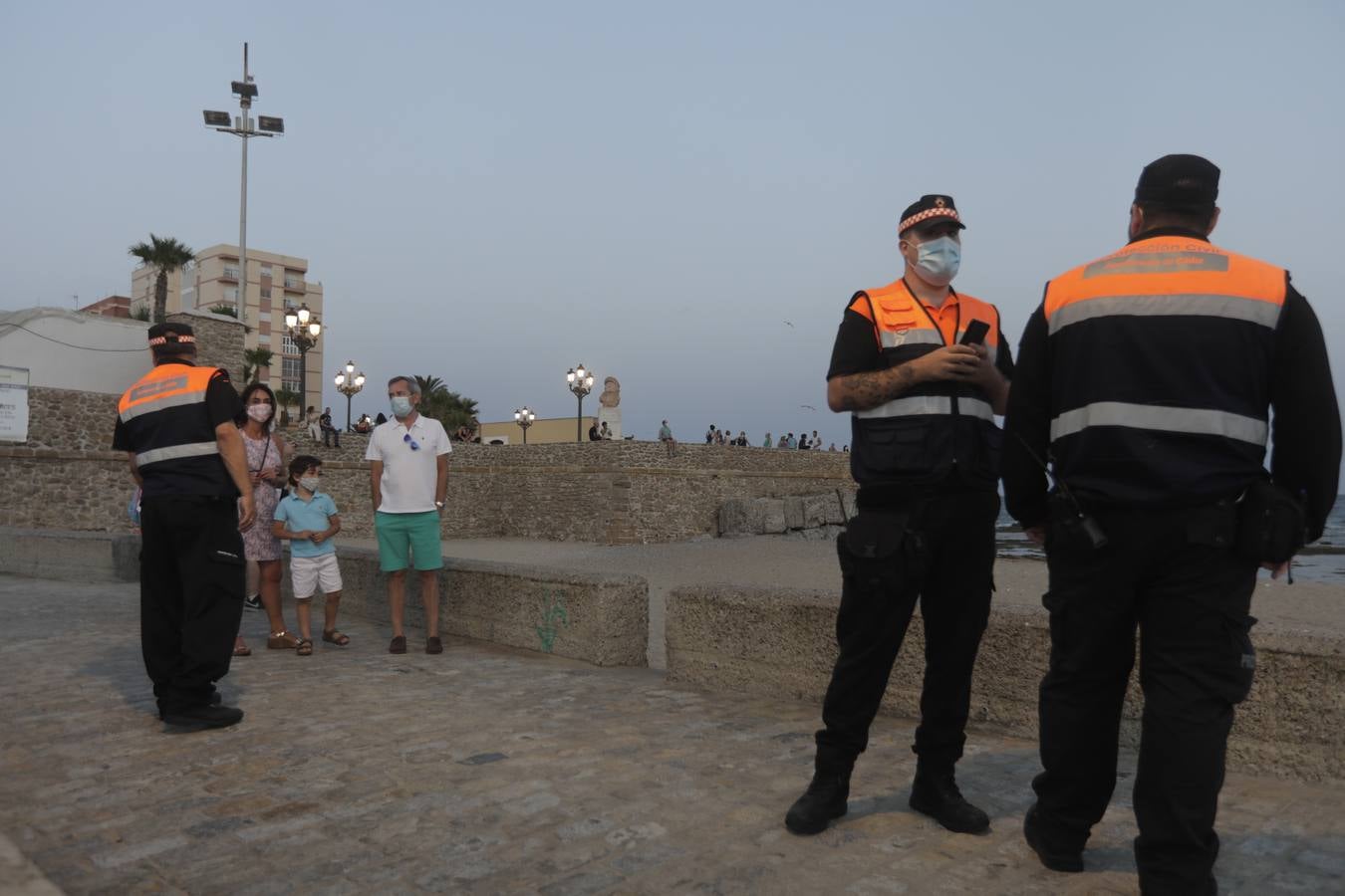 FOTOS: La noche de San Juan 2020 en Cádiz, marcada por el coronavirus