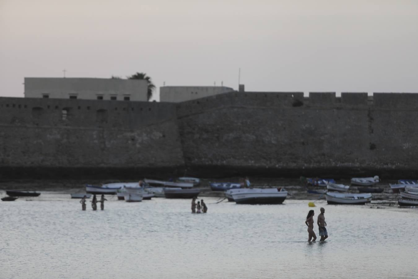 FOTOS: La noche de San Juan 2020 en Cádiz, marcada por el coronavirus