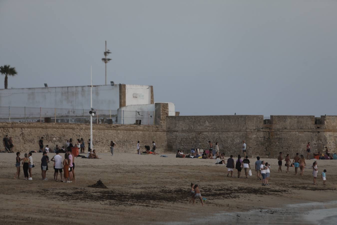 FOTOS: La noche de San Juan 2020 en Cádiz, marcada por el coronavirus