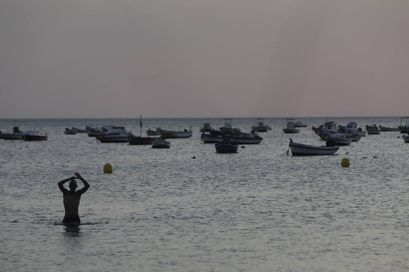 FOTOS: La noche de San Juan 2020 en Cádiz, marcada por el coronavirus