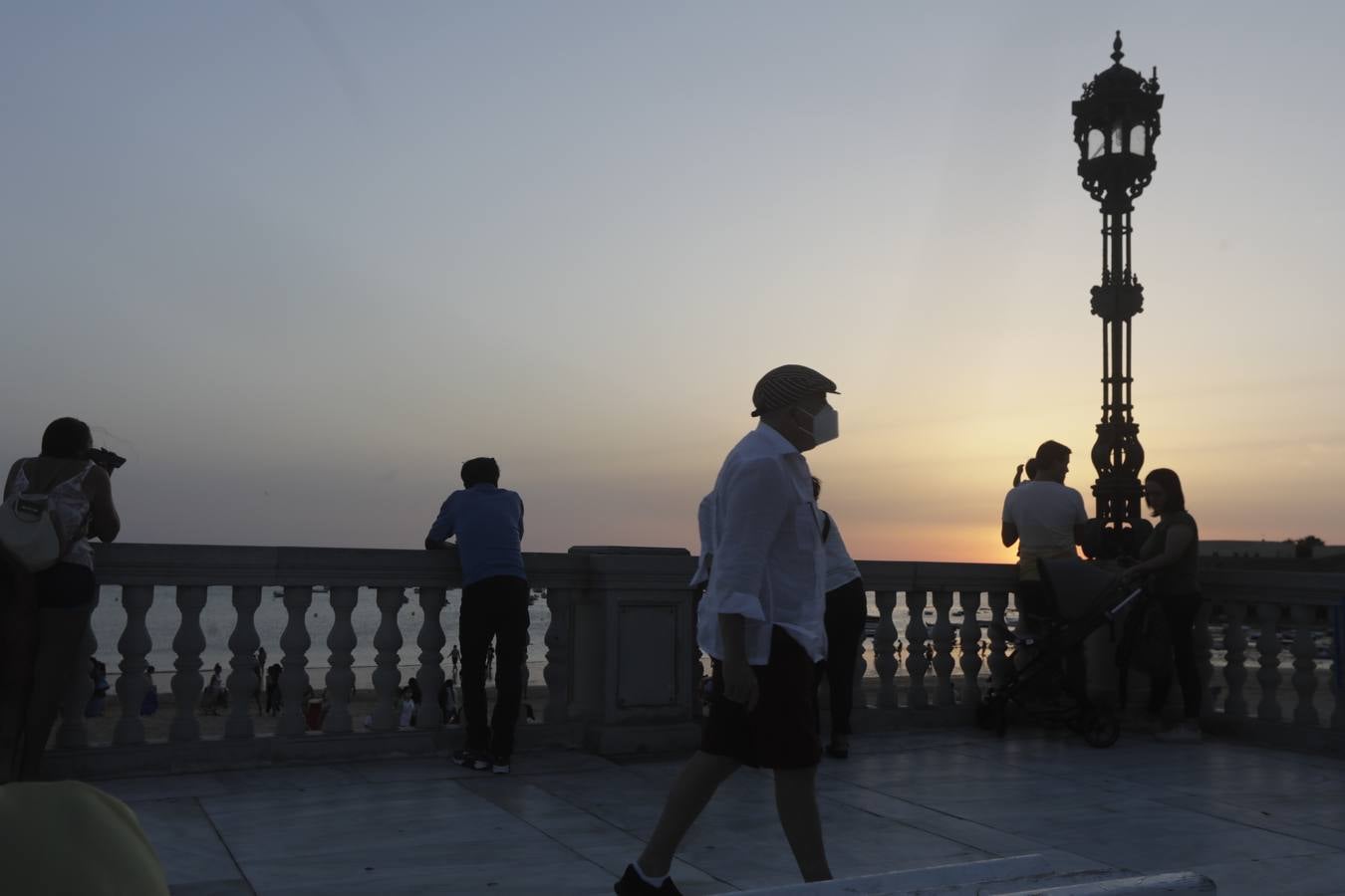 FOTOS: La noche de San Juan 2020 en Cádiz, marcada por el coronavirus