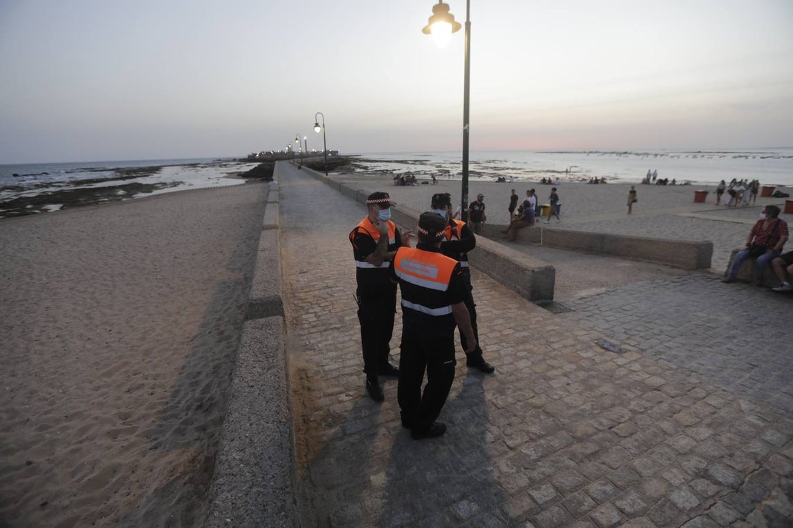 FOTOS: La noche de San Juan 2020 en Cádiz, marcada por el coronavirus