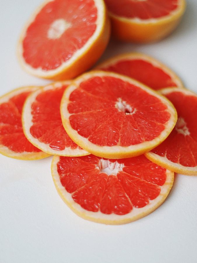 Pomelo. La vitamina C influye en la salud de la piel y su protección frente a la acción de los radicales libres. En el caso del pomelo, cada 100 gramos de esta fruta cuenta con 37 miligramos de esta vitamina, según los datos de la Bedca.