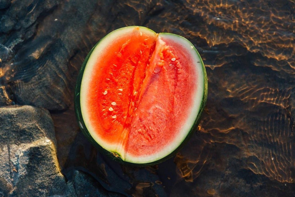 Sandia. Los betacarotenos no solo generan melanina, sino que ejercen funciones antioxidantes que previenen el envejecimiento de la piel producido por la exposición solar. La <a href="https://www.abc.es/bienestar/alimentacion/recetas-saludables/abci-beneficios-comer-sandia-y-cinco-recetas-irresistibles-202006040318_noticia.html">sandia </a>es rica en ellos, por cada 100 gramos, cuenta con 18 microgramos de este antioxidante.