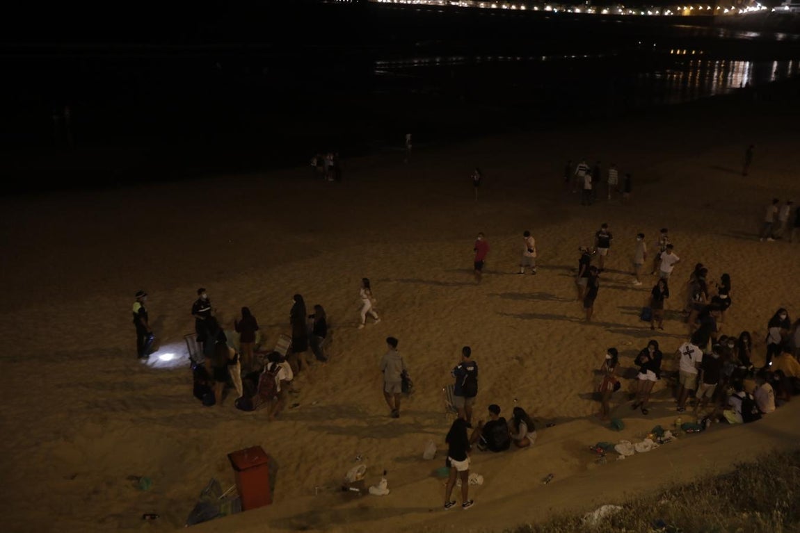 FOTOS: Unos 1.000 jóvenes son desalojados de la playa en Cádiz cuando hacían botellón por San Juan