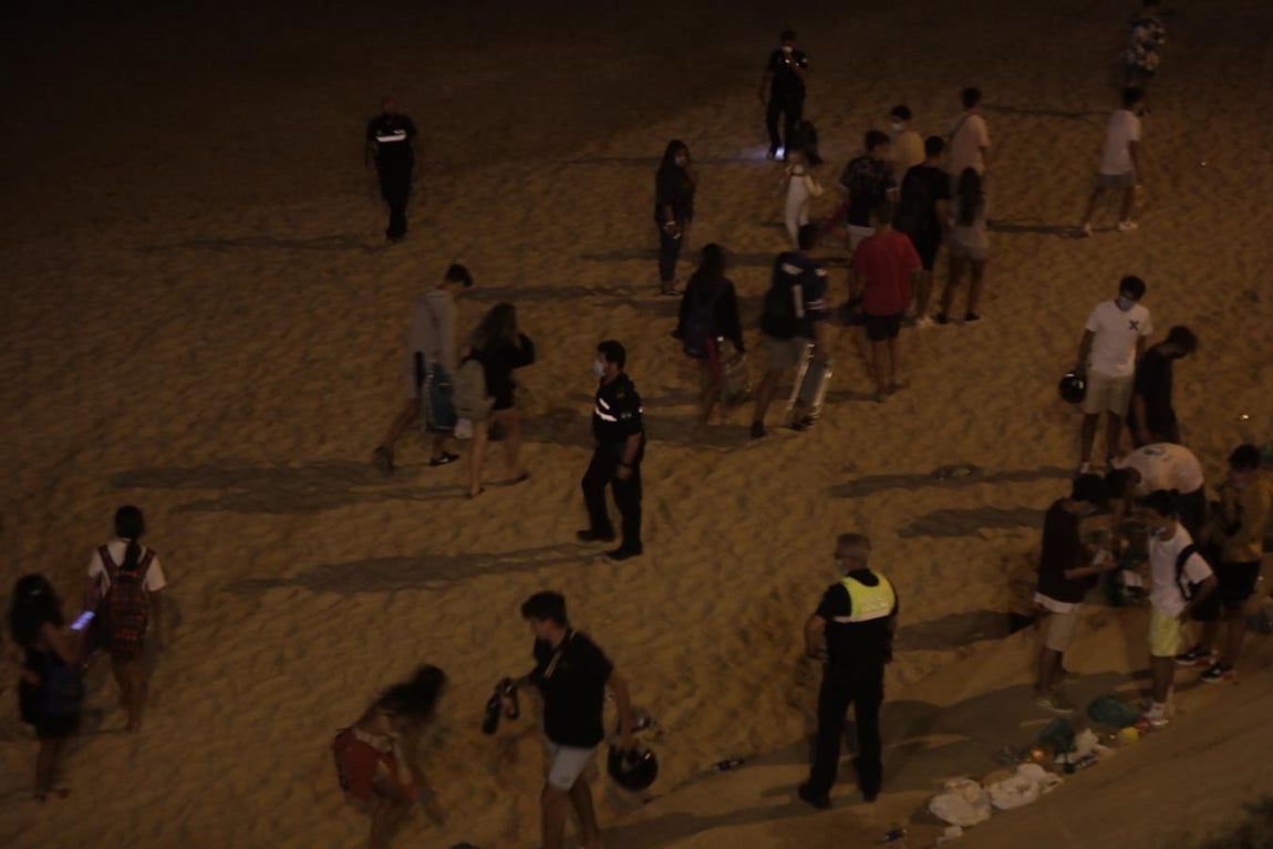 FOTOS: Unos 1.000 jóvenes son desalojados de la playa en Cádiz cuando hacían botellón por San Juan