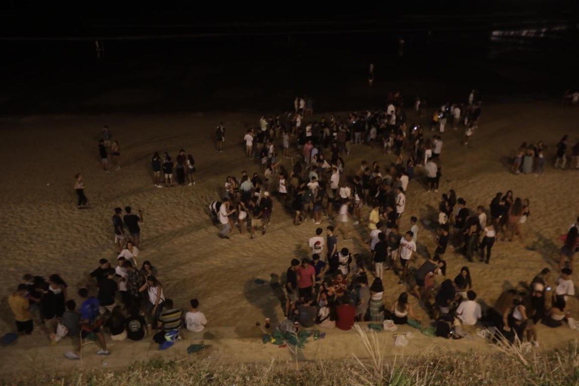 FOTOS: Unos 1.000 jóvenes son desalojados de la playa en Cádiz cuando hacían botellón por San Juan
