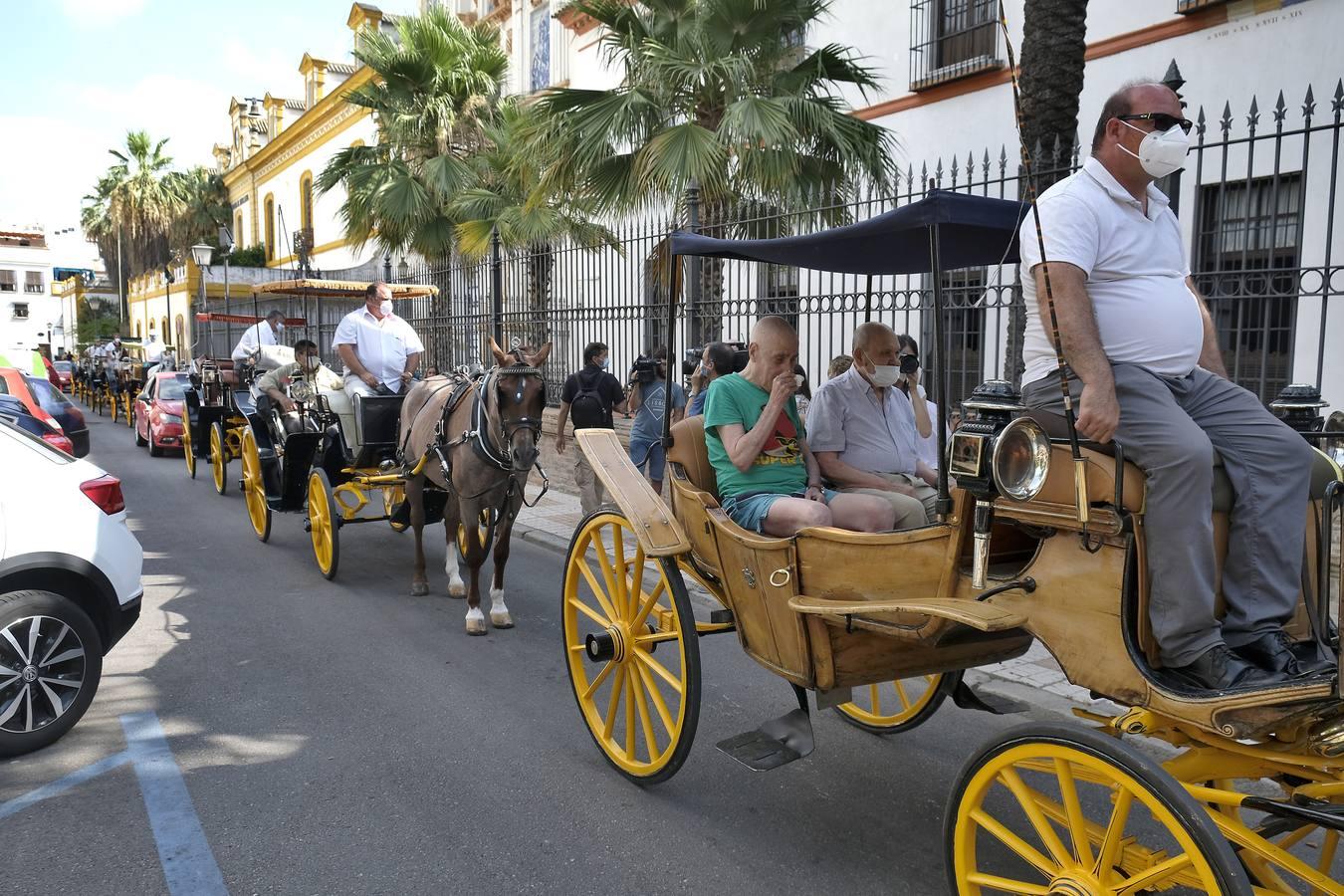 Un paseo solidario para los residentes del Hospital de la Caridad, en fotos