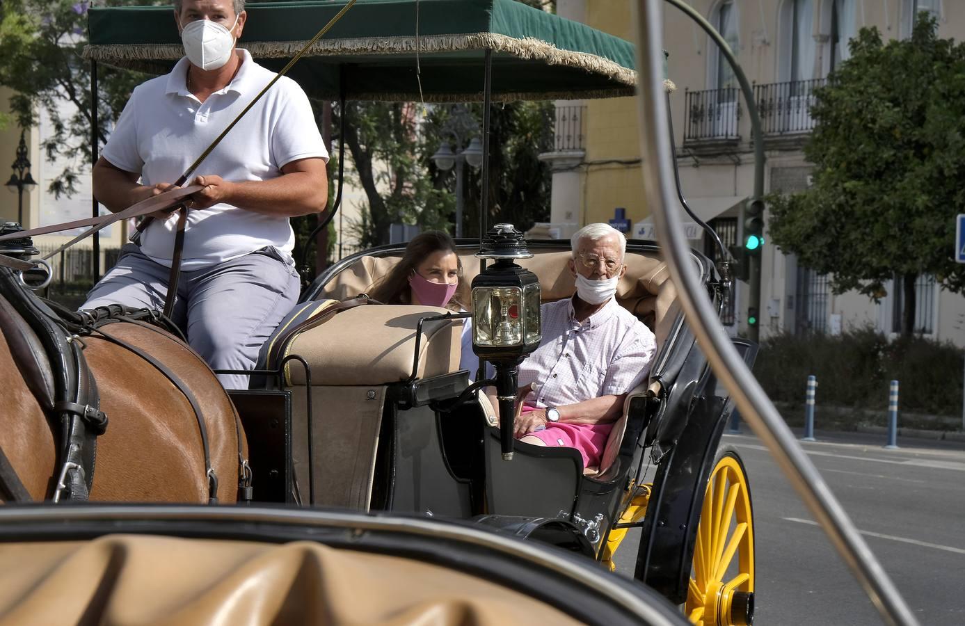 Un paseo solidario para los residentes del Hospital de la Caridad, en fotos