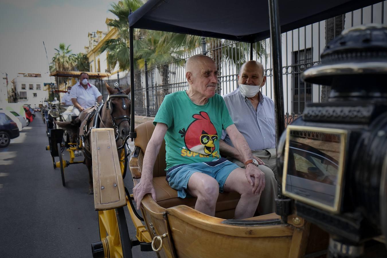 Un paseo solidario para los residentes del Hospital de la Caridad, en fotos