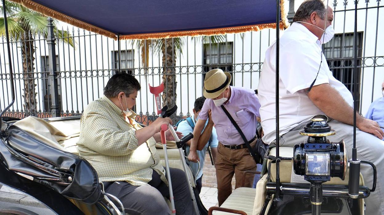 Un paseo solidario para los residentes del Hospital de la Caridad, en fotos