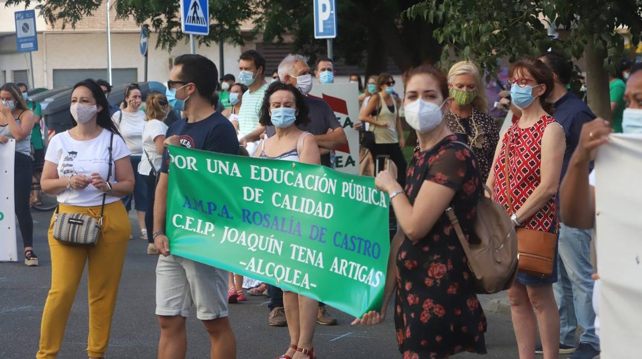 La protesta de padres y alumnos en Córdoba contra el recorte de unidades educativas