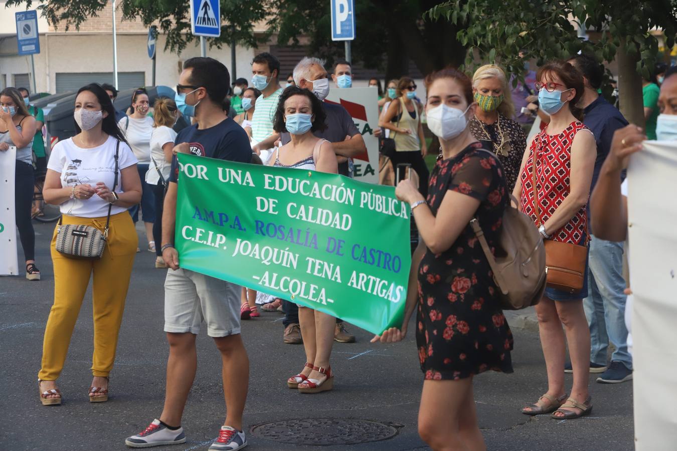 Unas 200 personas se concentran ante la Junta para pedir que no cierre unidades en 7 colegios de Córdoba