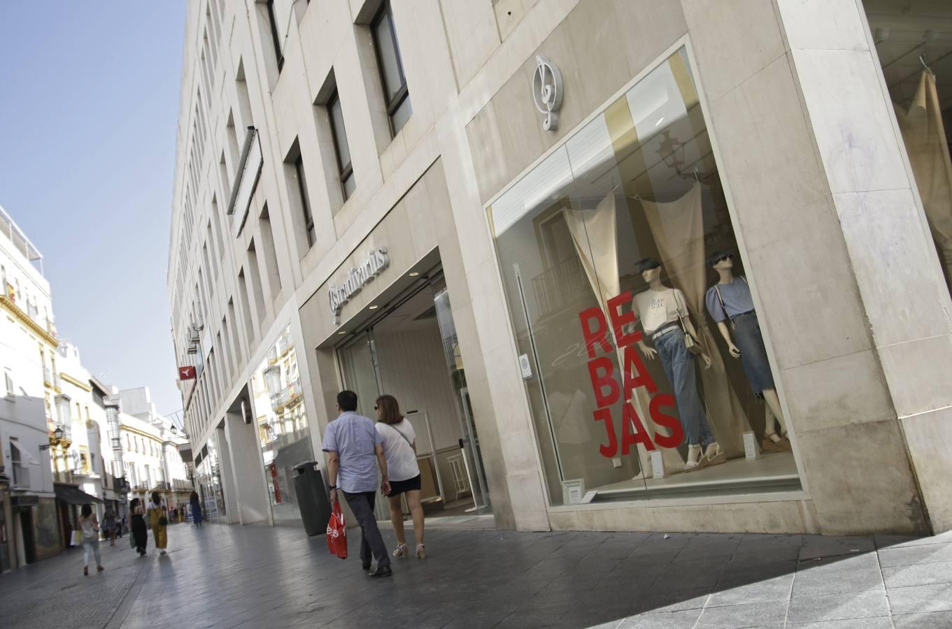 En imágenes: comienzan las rebajas en Sevilla