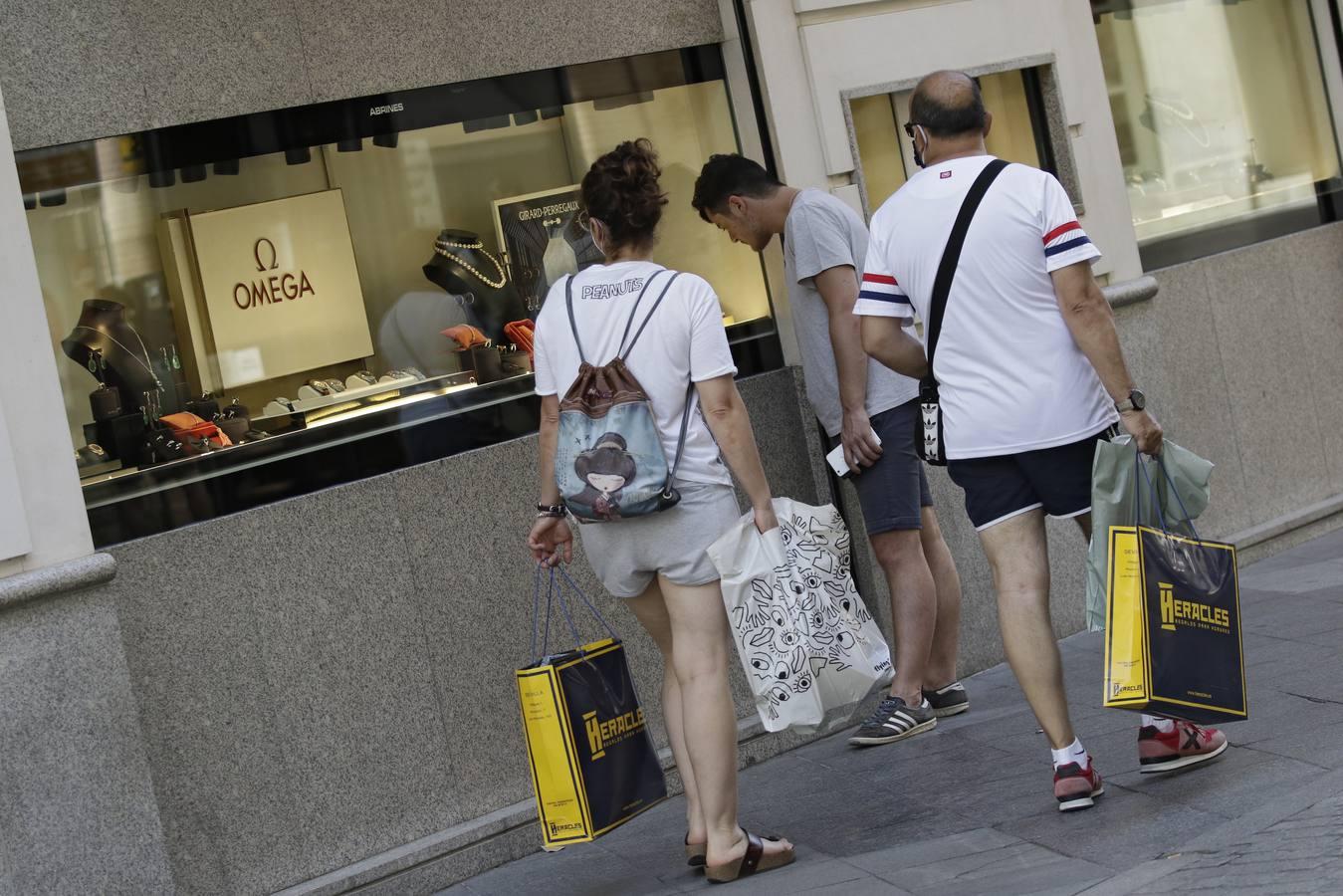 En imágenes: comienzan las rebajas en Sevilla