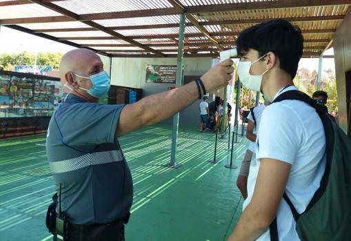 Toma de temperatura a un visitante del parque de Benidorm