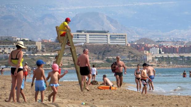 Muere una mujer de 75 años en la playa de la Almadraba de Alicante