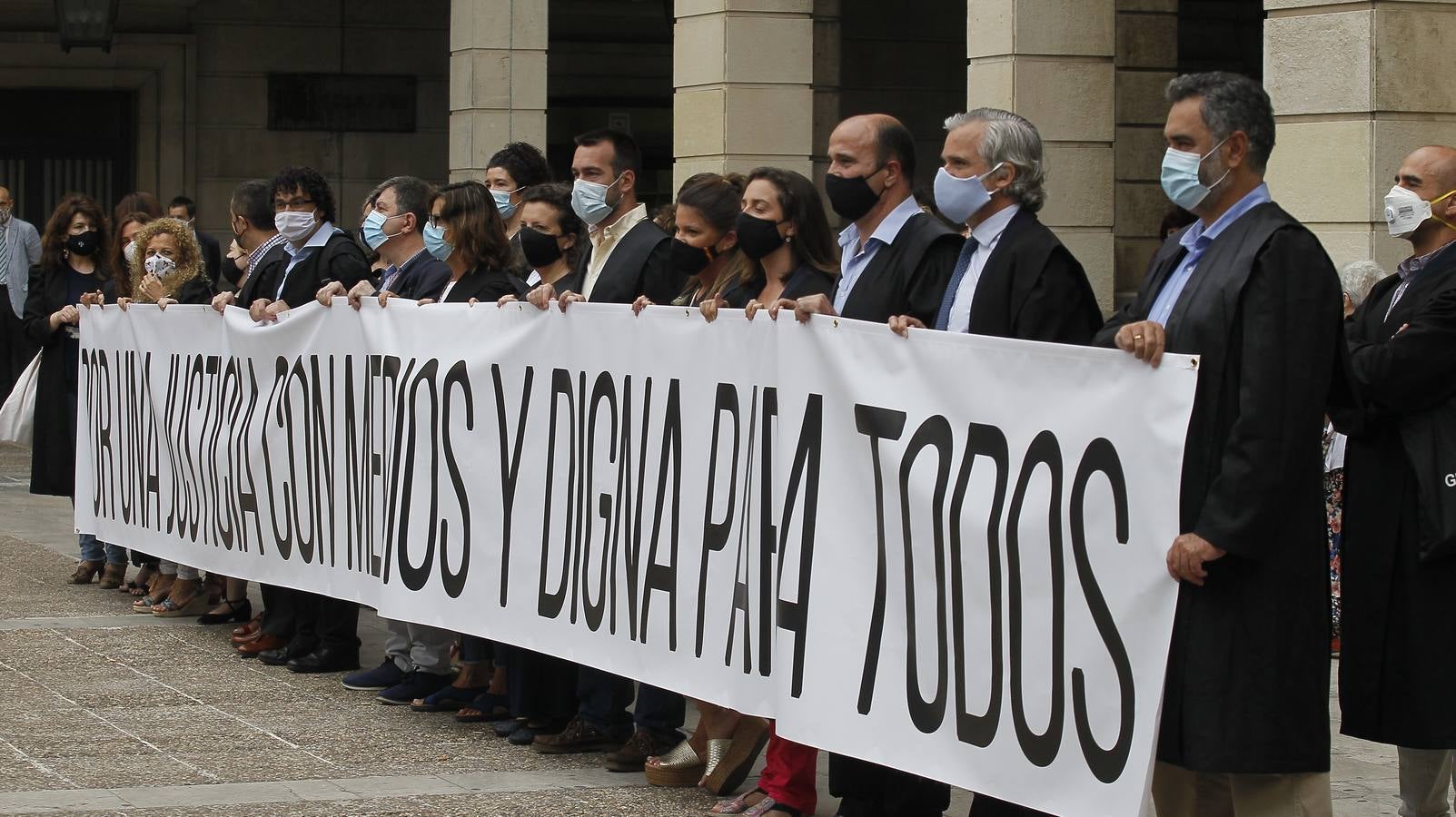 Nueva concentración de protesta de los abogados sevillanos