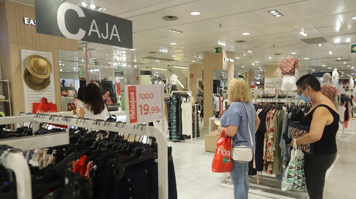 Las primeras rebajas de la «era Covid» de Córdoba, en imágenes