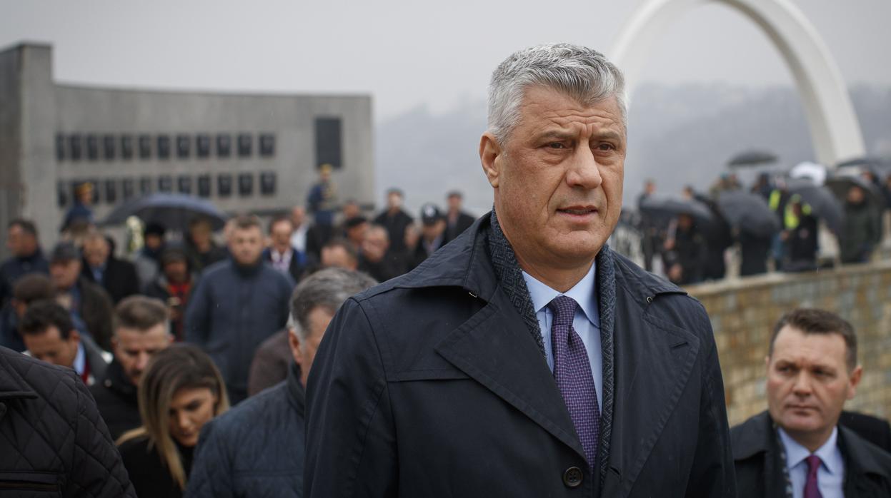 El persidente de Kosovo, Hashim Thaçi, durante una visita al memorial de las víctimas de la masacre de Recak