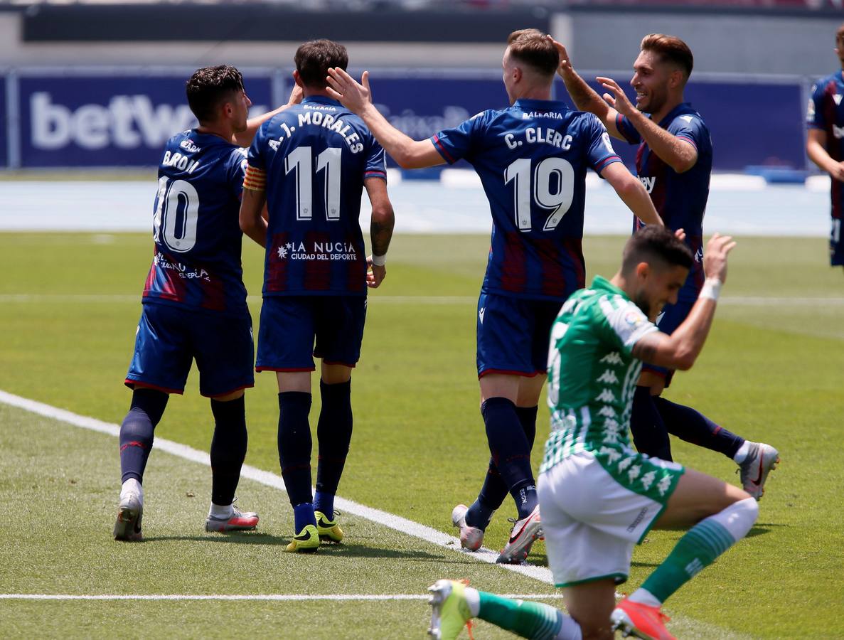 La derrota del Betis contra el Levante, en imágenes