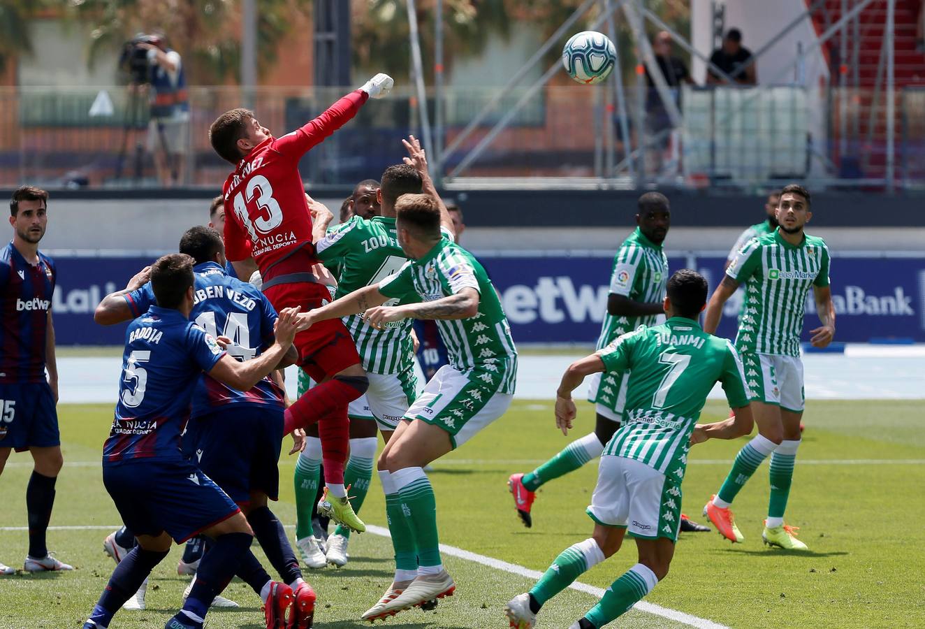 La derrota del Betis contra el Levante, en imágenes