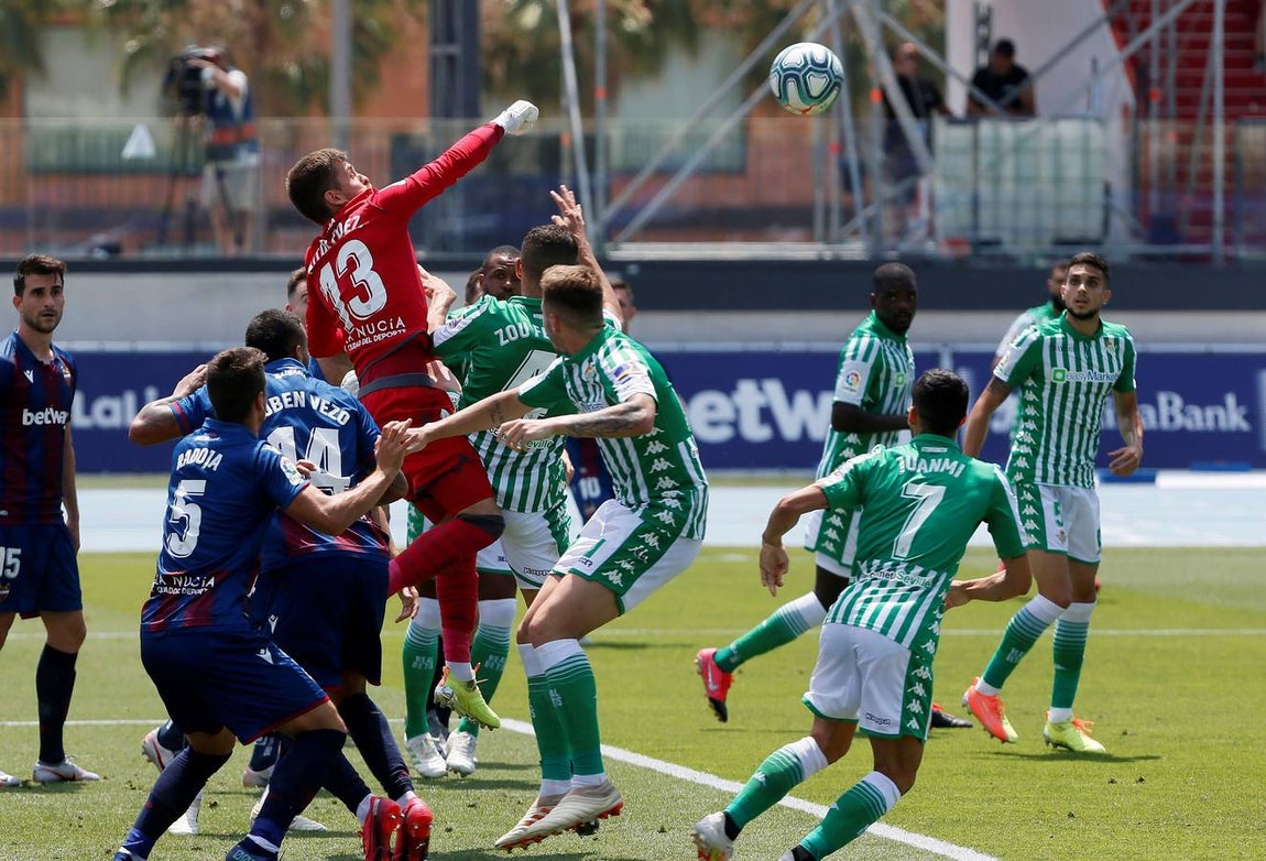 La derrota del Betis contra el Levante, en imágenes
