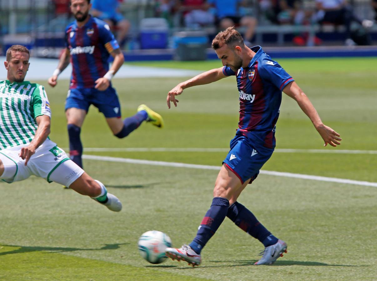 La derrota del Betis contra el Levante, en imágenes