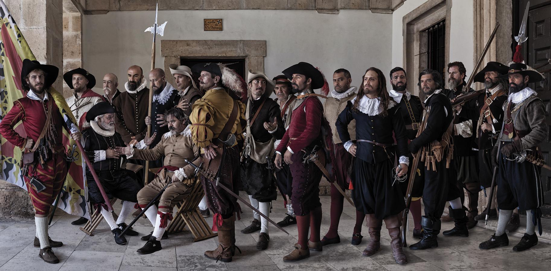 Cofradías y hermandades. Desde veteranos de cabello y barba canosa hasta jóvenes bisoños, todos los soldados tenían cabida en las hermandades que surgieron al calor de un esprit de corps en el que pesaba no poco el haber combatido muchos años juntos y lejos del hogar. Como servidores del Rey Católico, expresaban su afiliación religiosa con el establecimiento de cofradías o hermandades militares con sus propias capillas. Amén de procurar sepultura a sus miembros, estas instituciones recaudaban luminarias y limosnas, y otorgaban prestigio social a quienes formaban parte de ellas.