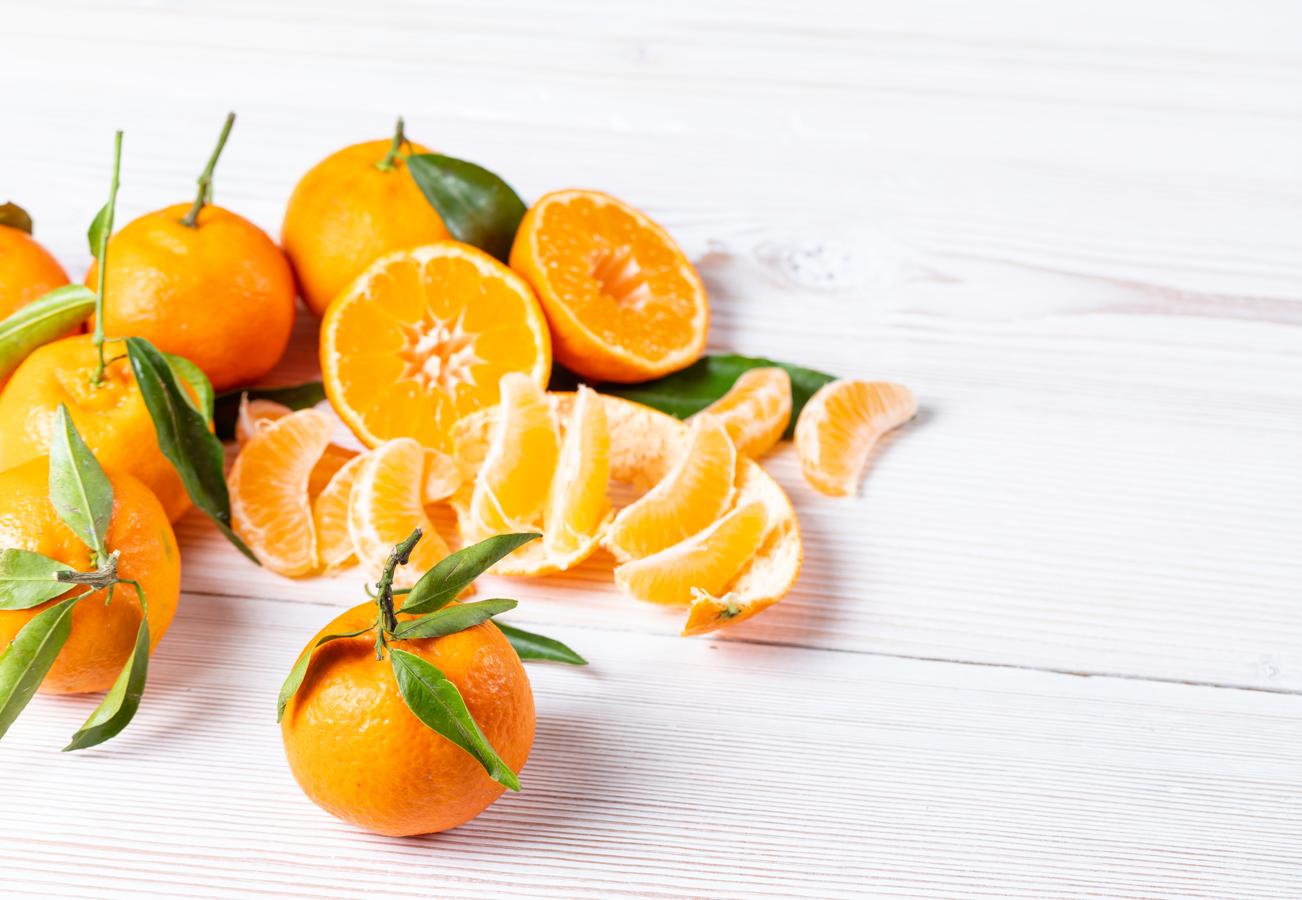 Cítricos. <a href="https://www.abc.es/bienestar/alimentacion/abci-como-saber-elegir-mandarina-rica-simple-vista-202002030333_noticia.html" target="_blank">Mandarina</a>, <a href="https://www.abc.es/bienestar/alimentacion/abci-naranja-201911251834_noticia.html" target="_blank">naranja</a>, limón... Estos cítricos tienen la piel rugosa y nada llamativa al paladar, pero eso no quiere decir que haya que desaprovecharla. De hecho, los expertos en nutrición aconsejan rallarla y añadirla a nuestros platos para hacer un mejor aprovechamiento del alimento. Además de ser muy ricos en <a href="https://www.abc.es/bienestar/alimentacion/abci-estas-verduras-frutas-tienen-303428201891-20191205094915_galeria.html" target="_blank">vitamina C</a>, la piel de los cítricos tiene un compuesto eficaz contra el cáncer.