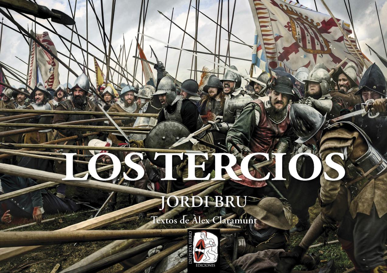 Los Tercios. Los textos que acompañan a las fotografías de Jordi Bru, más de treinta, los firma Àlex Claramunt, encargado de la parte de Historia Moderna de la revista Desperta Ferro. Unos textos, repletos de citas de los generales y soldados de los Tercios, que explican de forma didáctica las distintas unidades que componían un tercio, así como el desarrollo de batallas como la de Fleurus (1622) o la de Rocroi (1643).