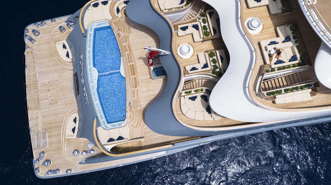 Camarotes con terraza y jacuzzi. El Flying Fox tiene capacidad para 25 personas en sus 11 camarotes con terraza, aunque sus grandes dimensiones permiten que se organicen veladas de hasta 40. No hay que olvidar que la tripulación necesaria para que funcione al máximo rendimiento es de al menos 50 personas entre las que figuran también los masajistas e instructores fitness.