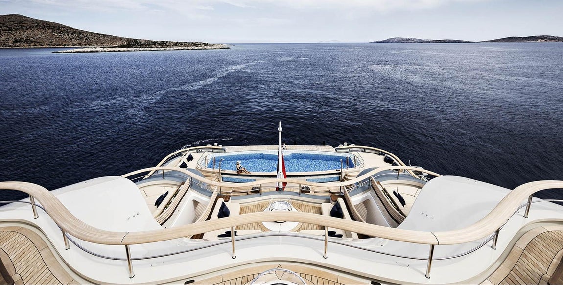 Jardines, chimeneas... no le falta detalle. La cubierta superior posee una gran pantalla de cine exterior, salón con chimenea de leña, sala de conferencias y centro de belleza además de la gran piscina.