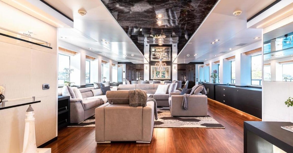 Capacidad para 12 personas. El África I puede alojar hasta 12 personas en 6 cabinas, incluida una suite principal, 4 cabinas dobles y 2 cabinas dobles, aunque en el exterior se pueden organizar veladas con un número incluso dos veces mayor. Cuenta además con espacio para alojar a la tripulación, de unas 9 personas aproximadamente.