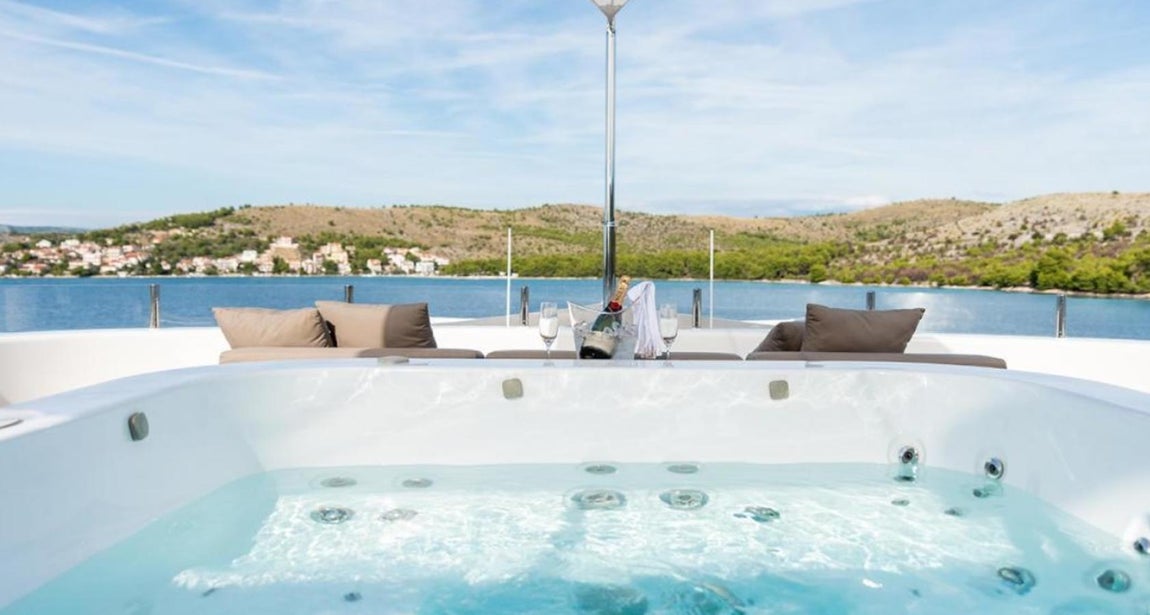 Jacuzzi dentro y fuera. No falta un gran jacuzzi exterior y otro en el baño de la suite principal de gran tamaño.