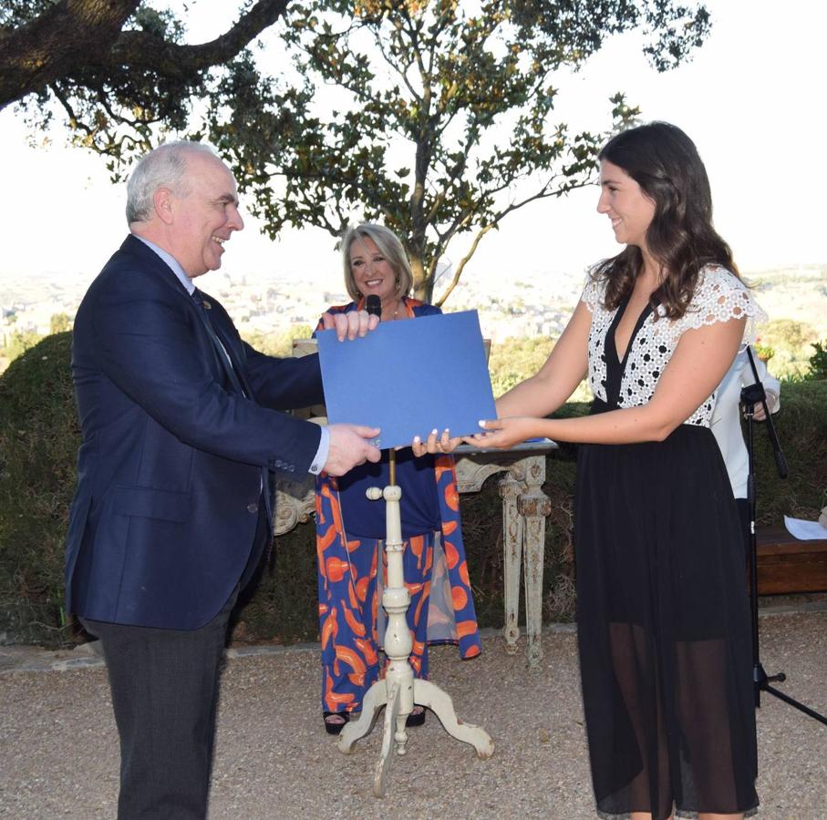 Antonio Espíldora recogió el premio de Caritas. 