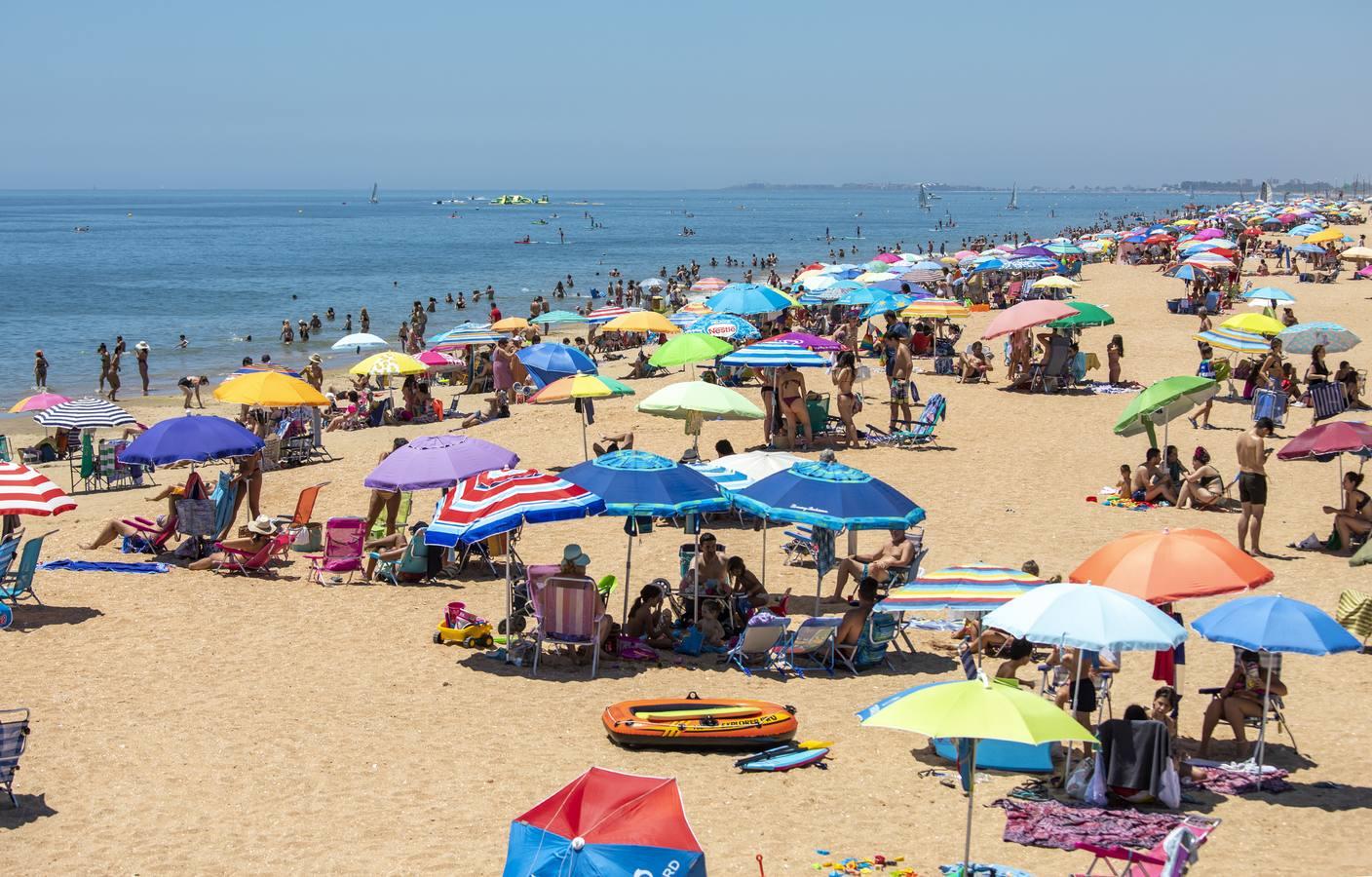 En imágenes, la playa de La Antilla da la bienvenida al verano