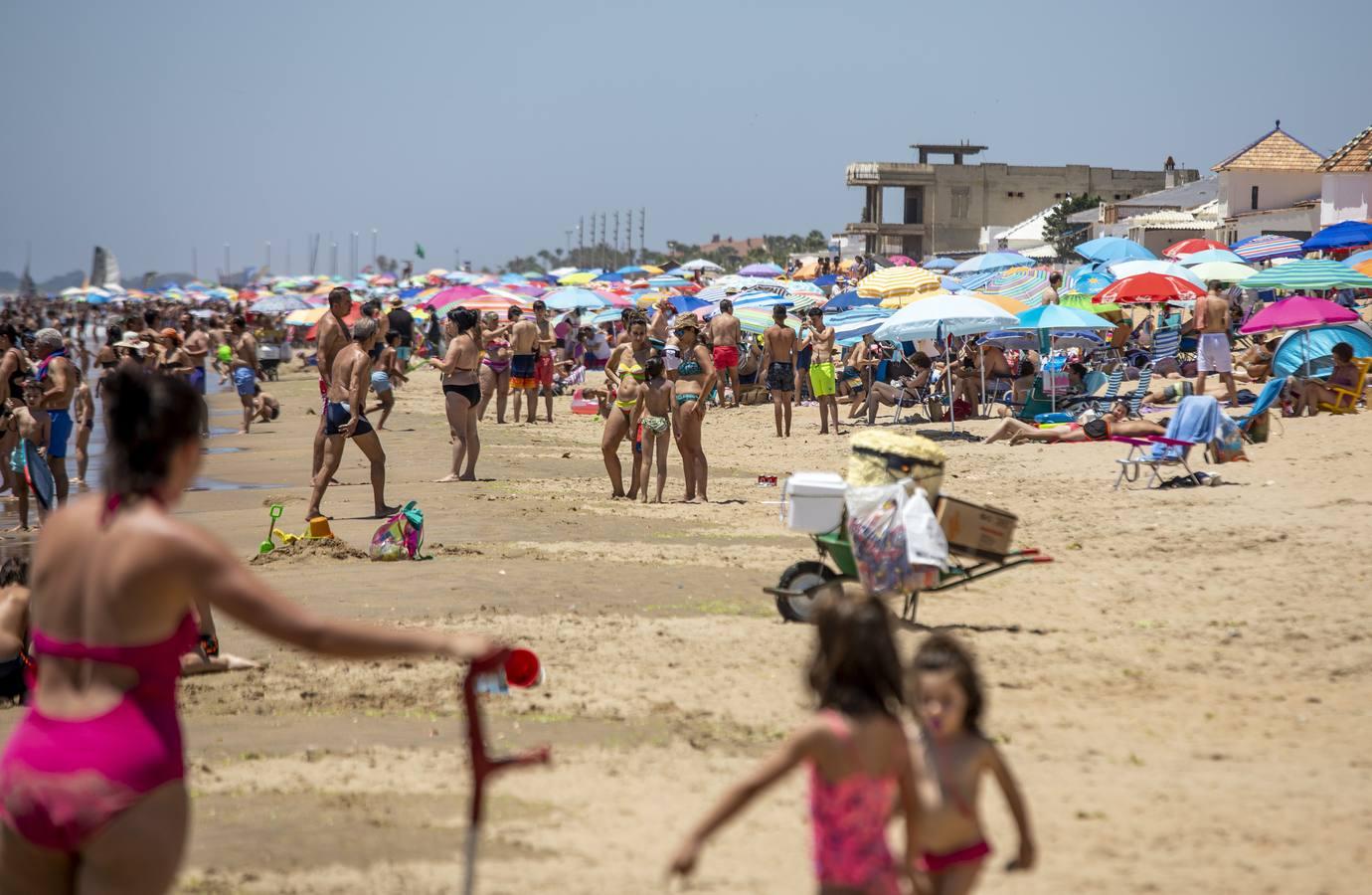 En imágenes, la playa de La Antilla da la bienvenida al verano