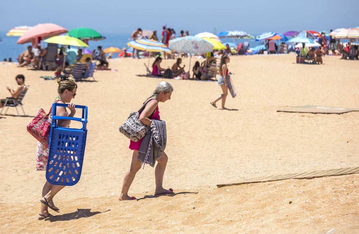 En imágenes, la playa de La Antilla da la bienvenida al verano