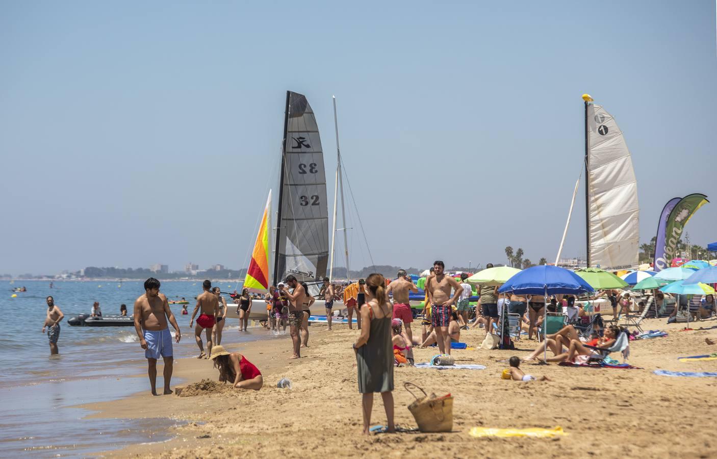 En imágenes, la playa de La Antilla da la bienvenida al verano