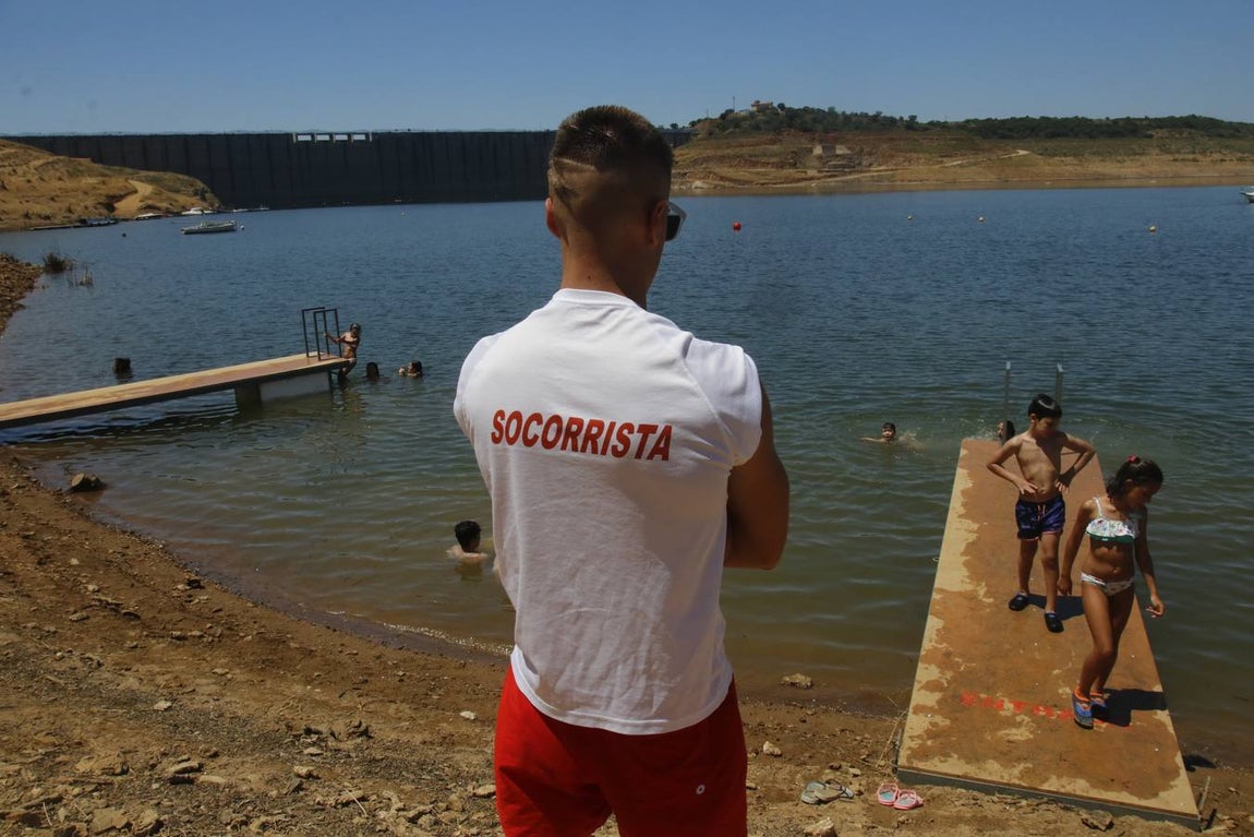 Los primeros chapuzones en las playas de interior de Córdoba