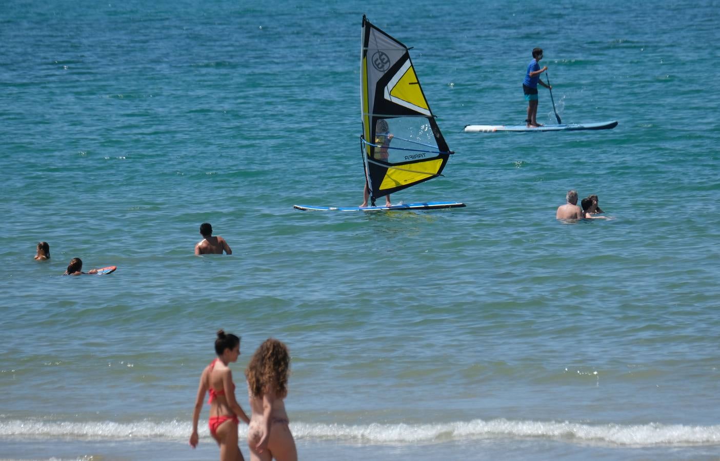 Aforo máximo en la playa de las Tres Piedras de Chipiona