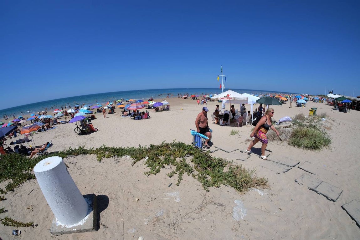 Aforo máximo en la playa de las Tres Piedras de Chipiona