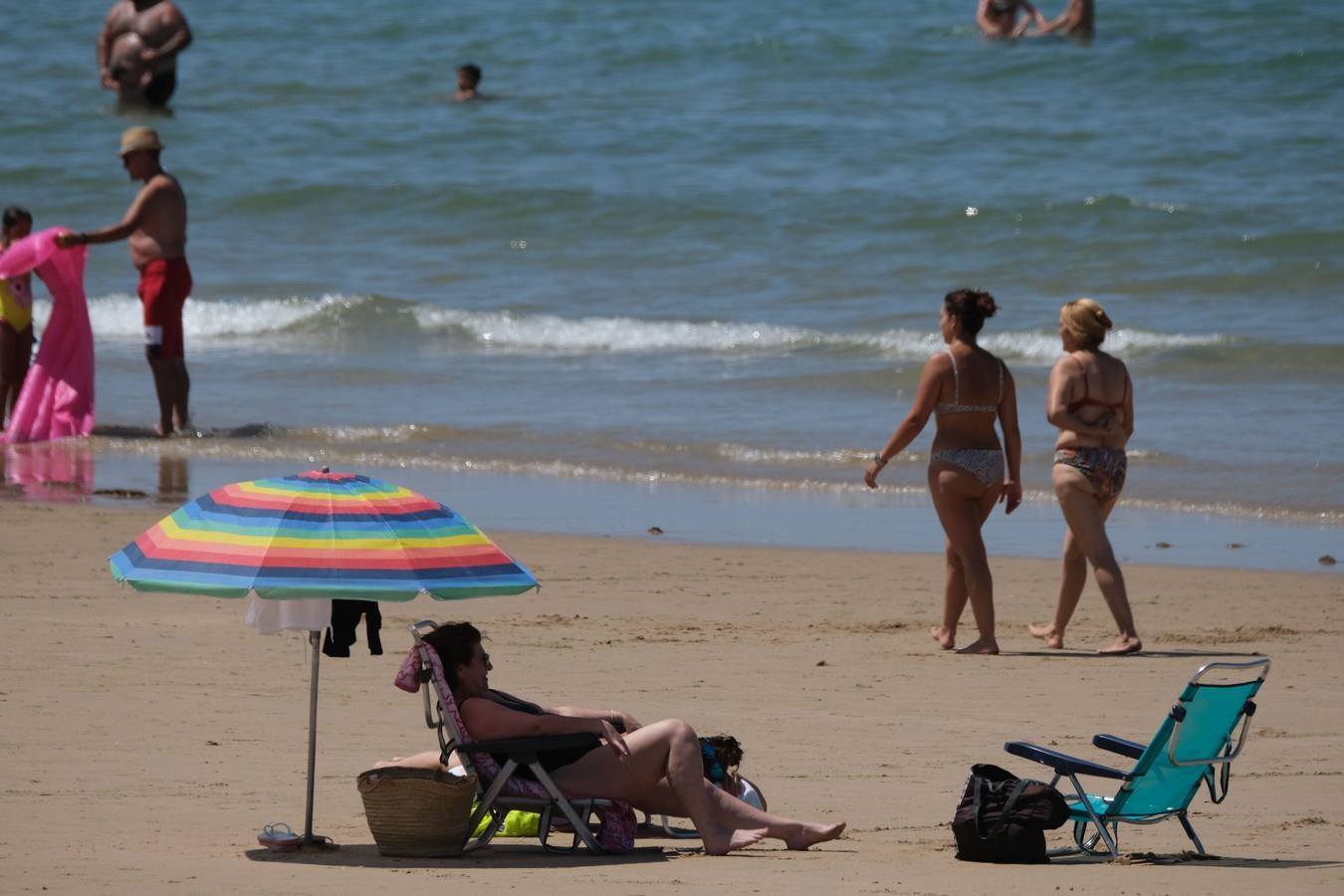 Aforo máximo en la playa de las Tres Piedras de Chipiona