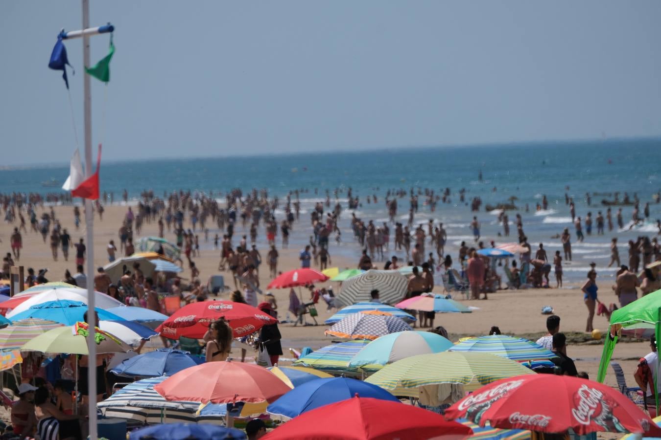 Aforo máximo en la playa de las Tres Piedras de Chipiona