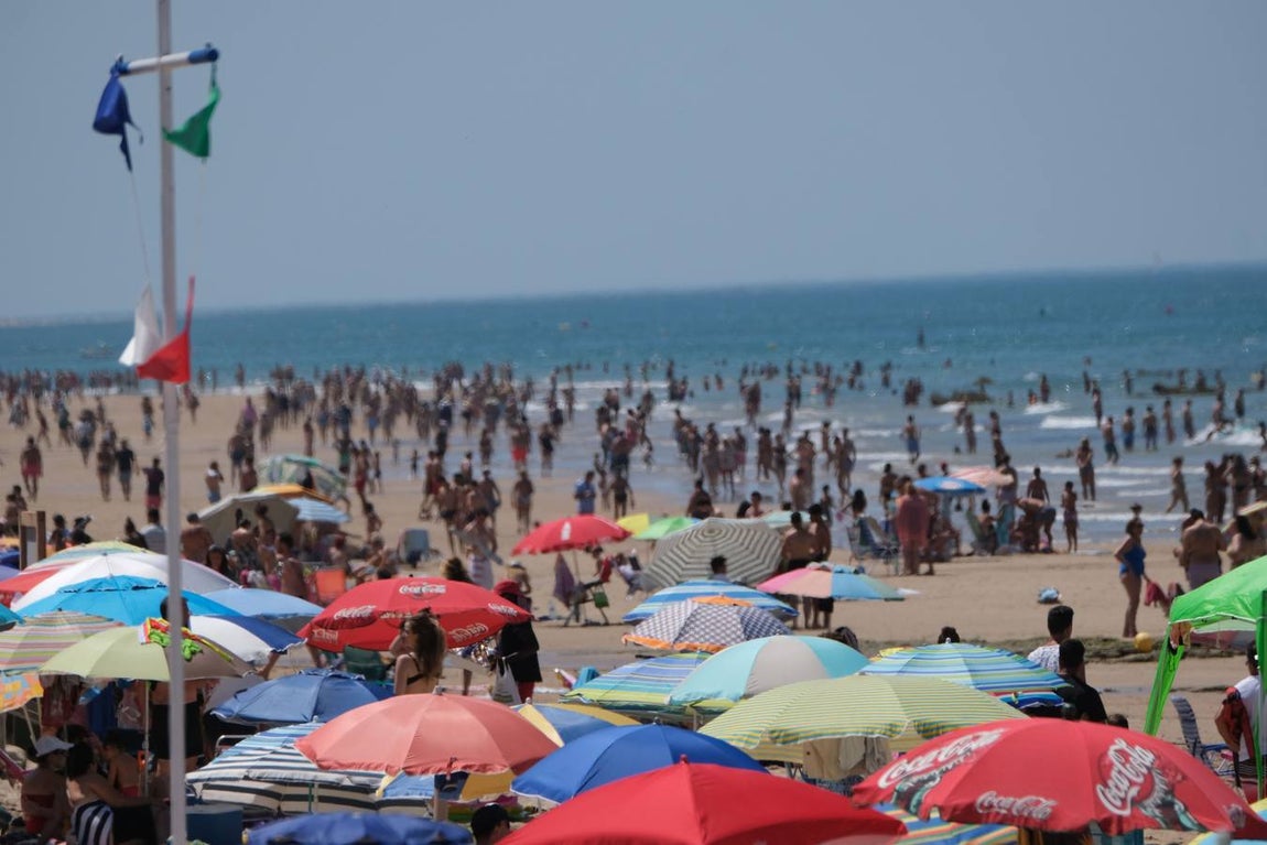 Aforo máximo en la playa de las Tres Piedras de Chipiona