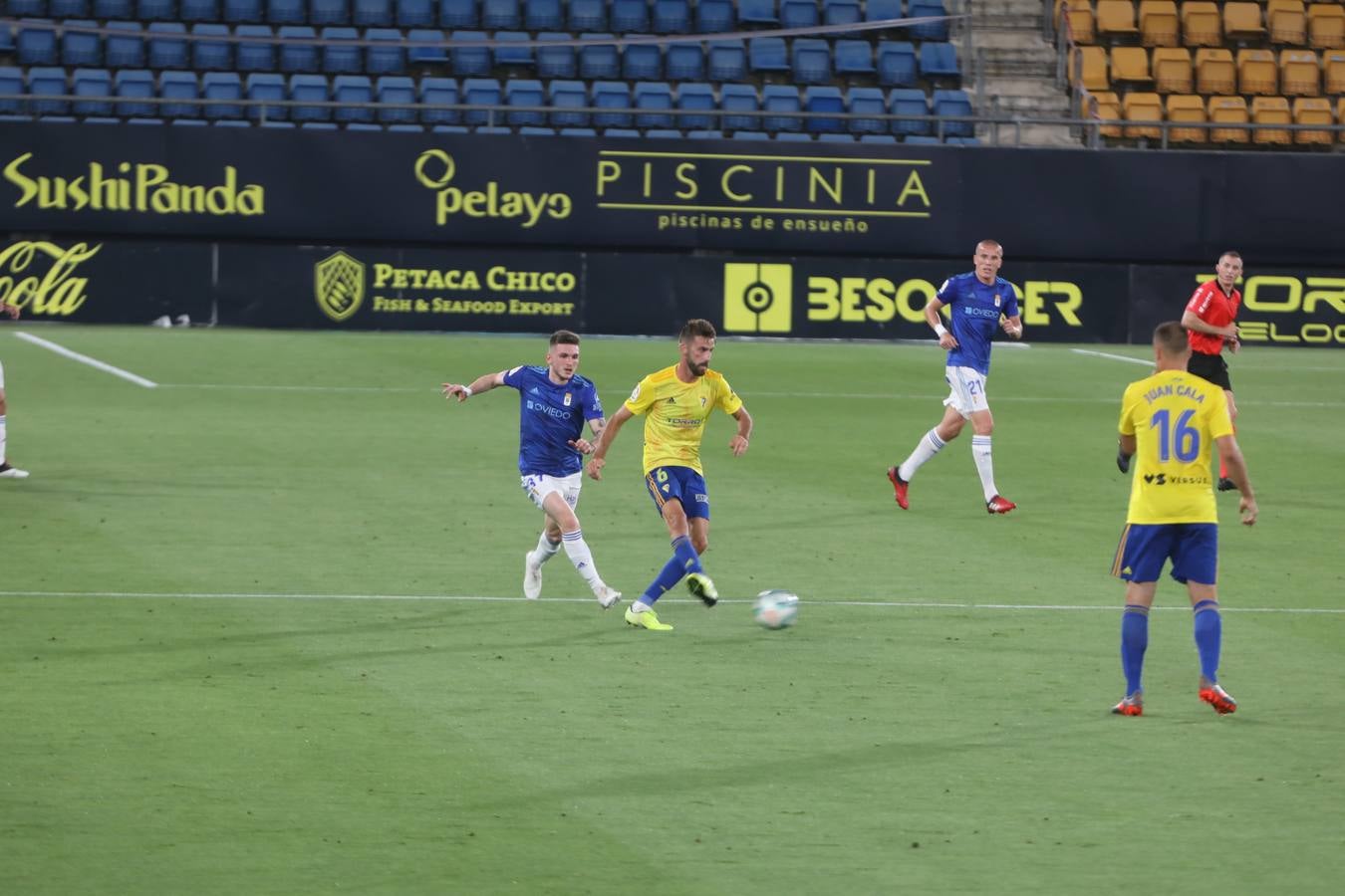 Partido Cádiz-Oviedo (2-0)