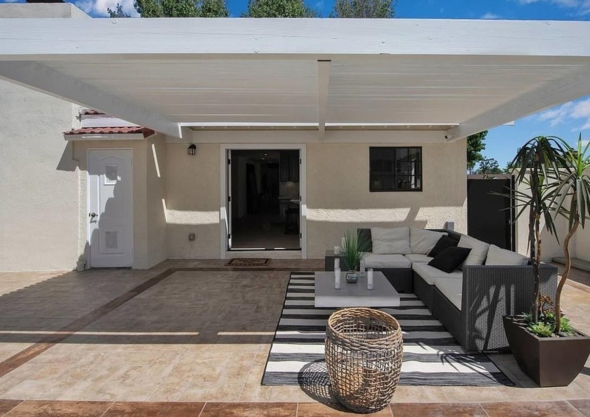 El patio interno, un espacio íntimo. El patio comunica con el garaje y la zona del despacho y gimnasio y presenta un pequeño porche que hace las veces de cenador. Lo mejor de esta zona es que al encontrarse algo resguardada les permite no ser vistos.