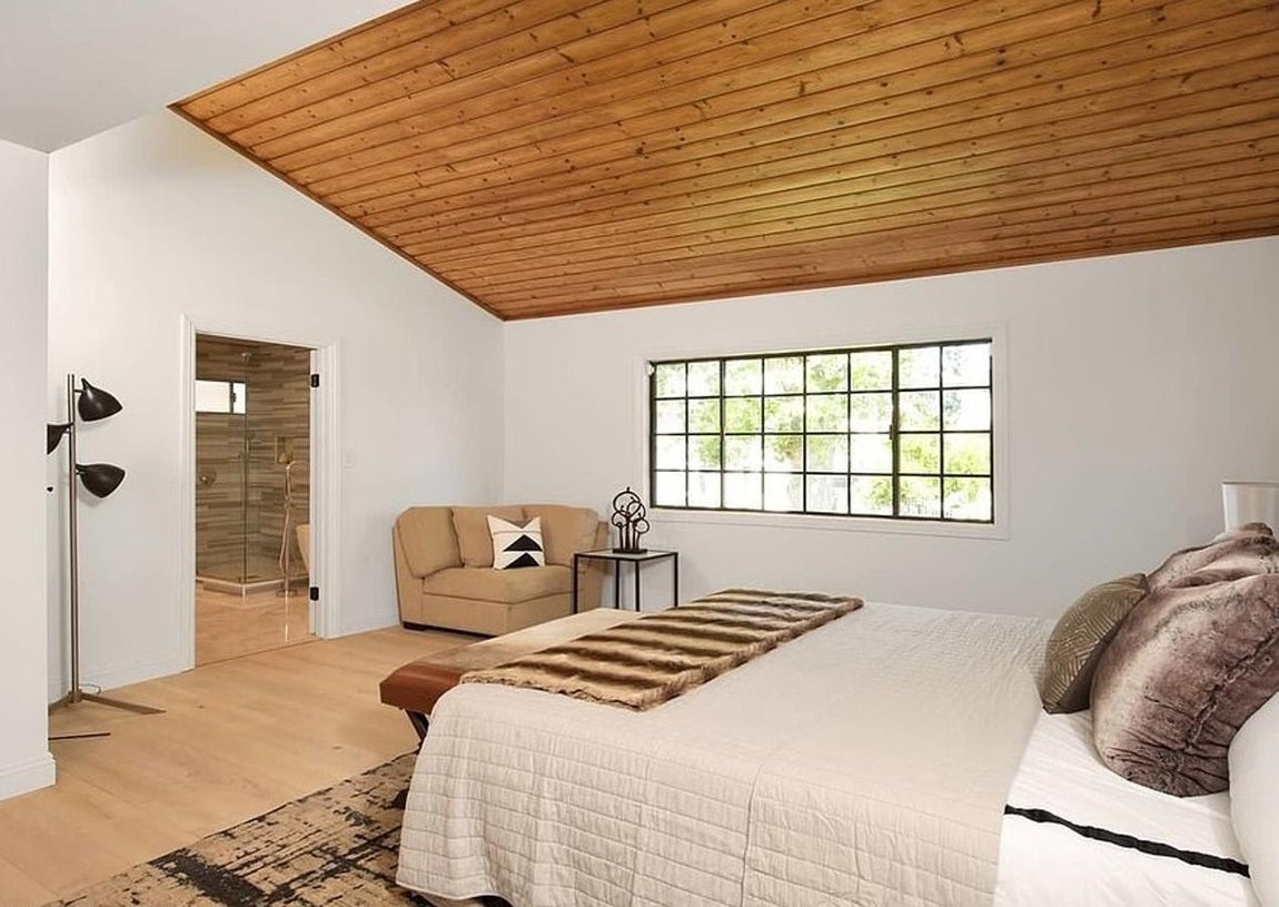 La suite principal, confortable y elegante. Los techos de muchas de las estancias se presentan abovedados, como en el caso del dormitorio principal, que incluye un baño con jacuzzi y vestidor y en el que no faltan los detalles en madera.